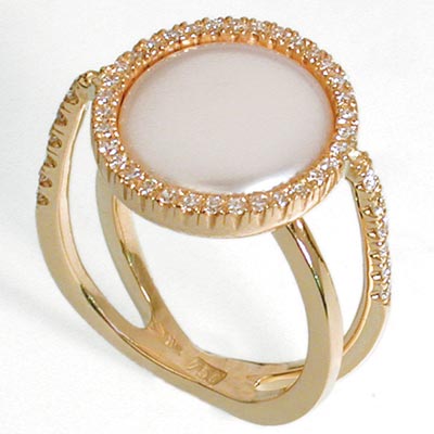 18K Gold Ring Set with Flat Pearl and 0.30 ct. diamonds
