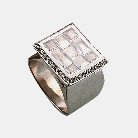 18K gold top square ring set with diamonds