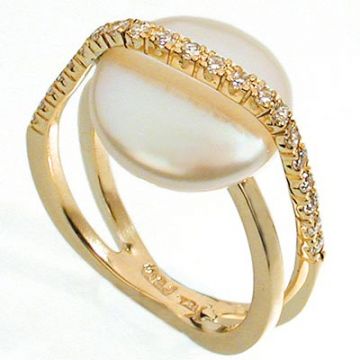 18K Gold Ring Set with Flat Pearl and Diamonds