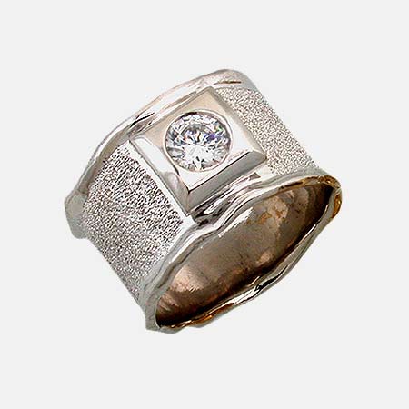 18K gold ring set with diamonds